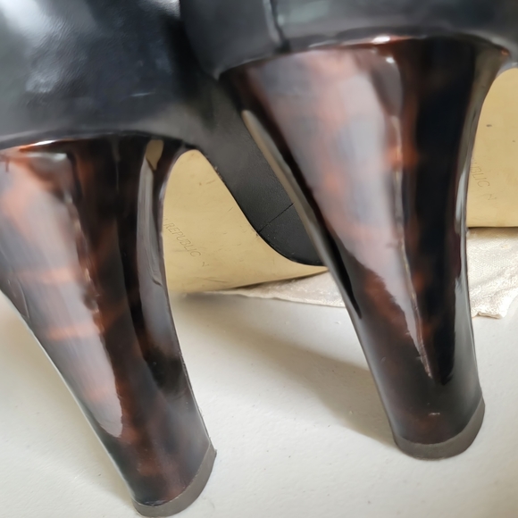 Banana Republic Gold Trim Black Leather Pump Heels Size 7 - Picture 6 of 10